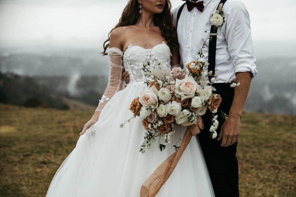 ژست عاشقانه برای عکاسی عروسی