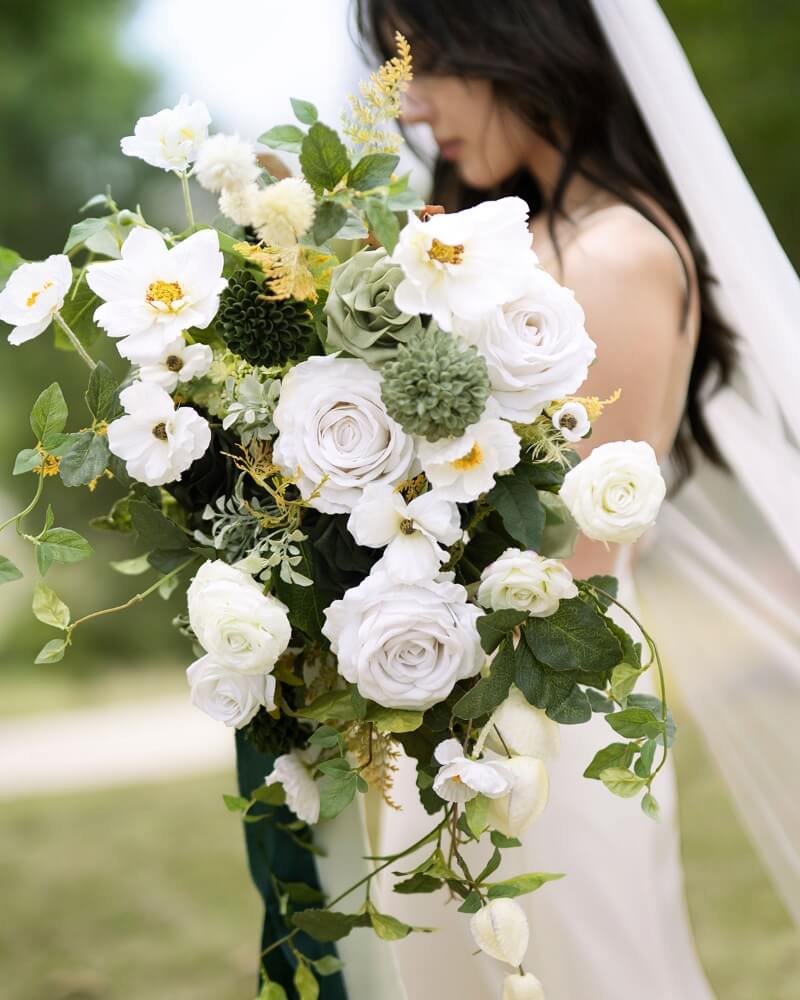 ژست عکس با دسته گل عروس